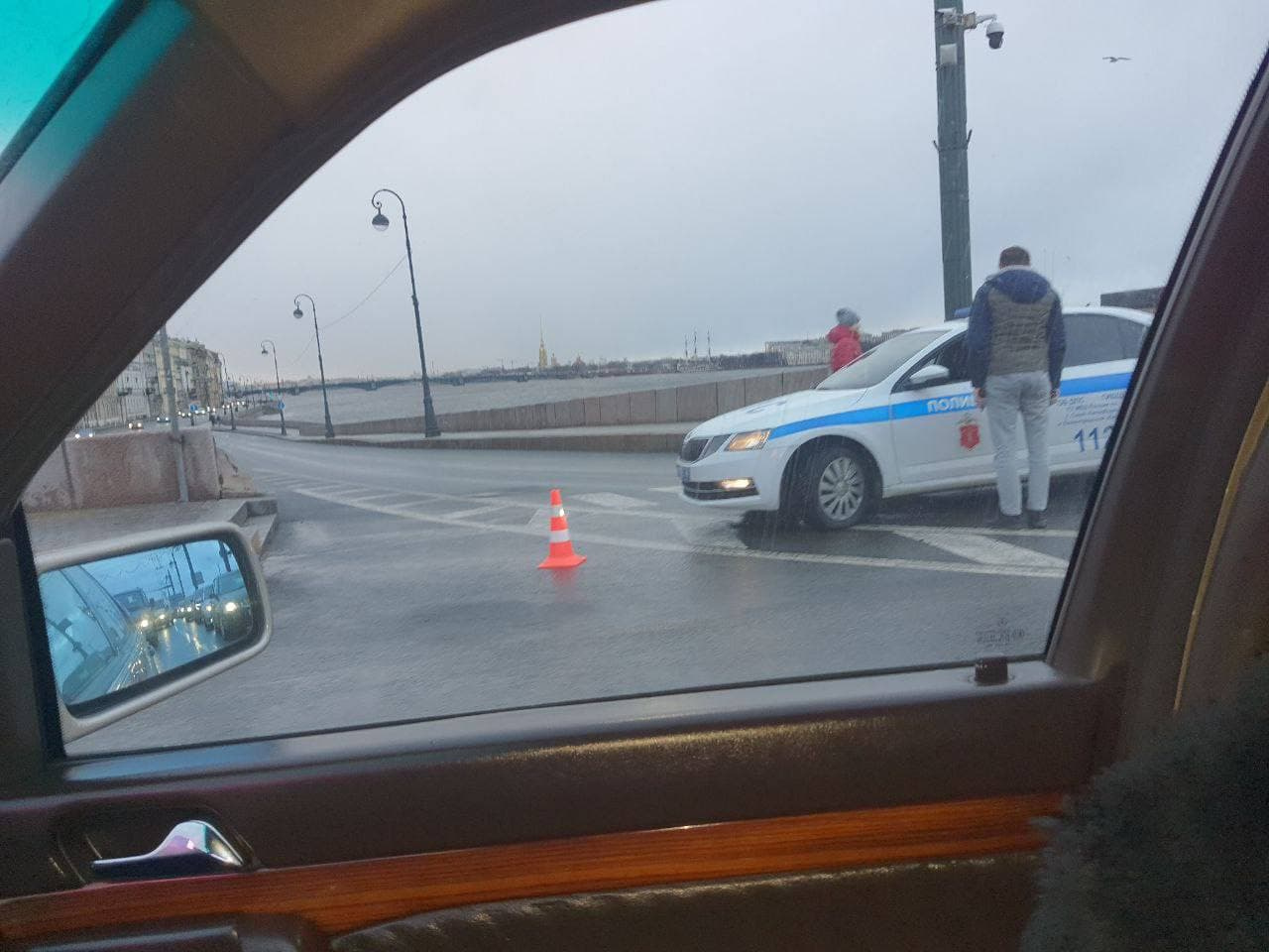ДПС перекрыла съезд с Литейного моста на набережную Кутузова