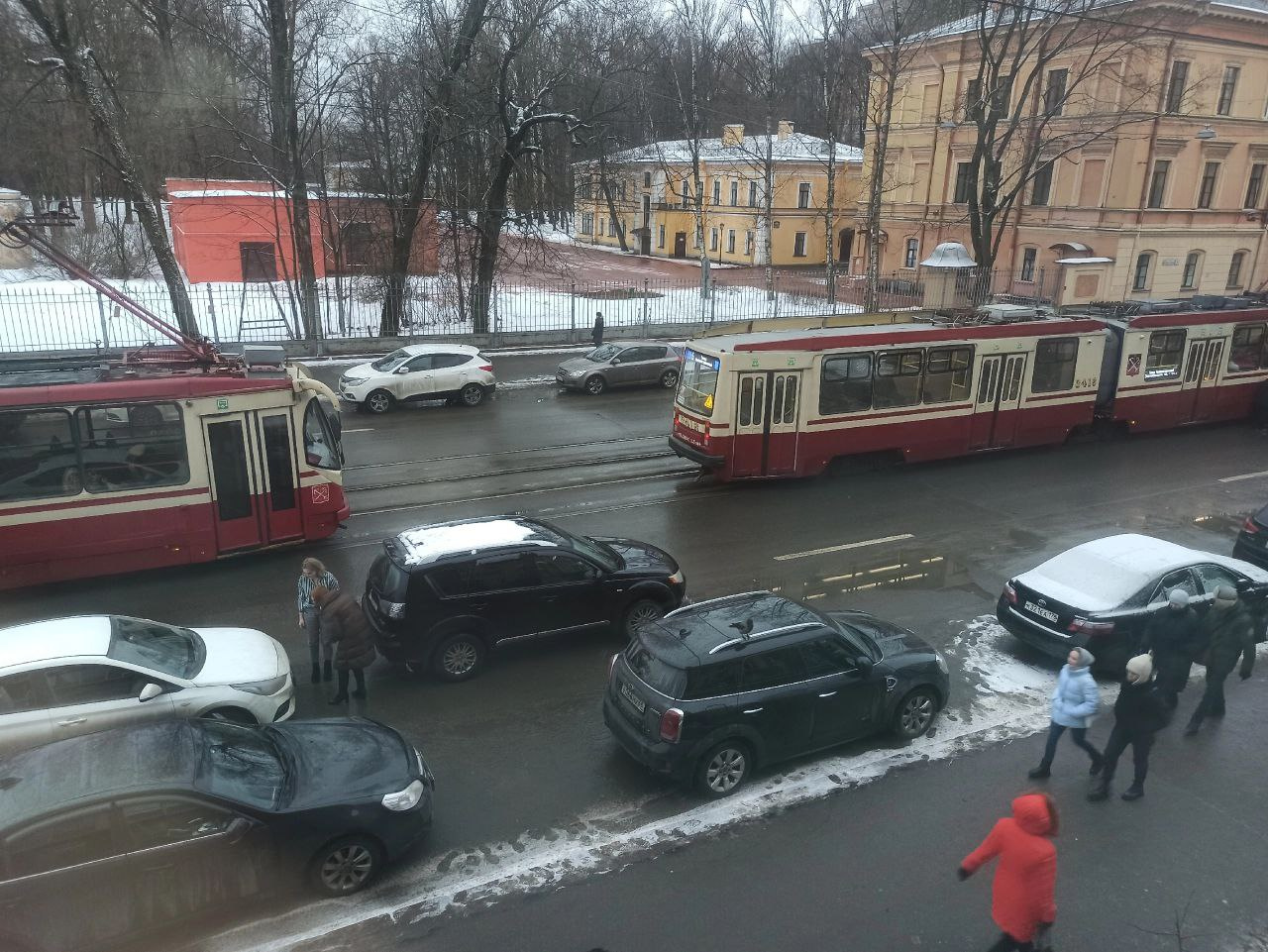 Трамвайный коллапс на Боткинской: очевидцы говорят о двух ДТП, причём оба раза водители пятились назад