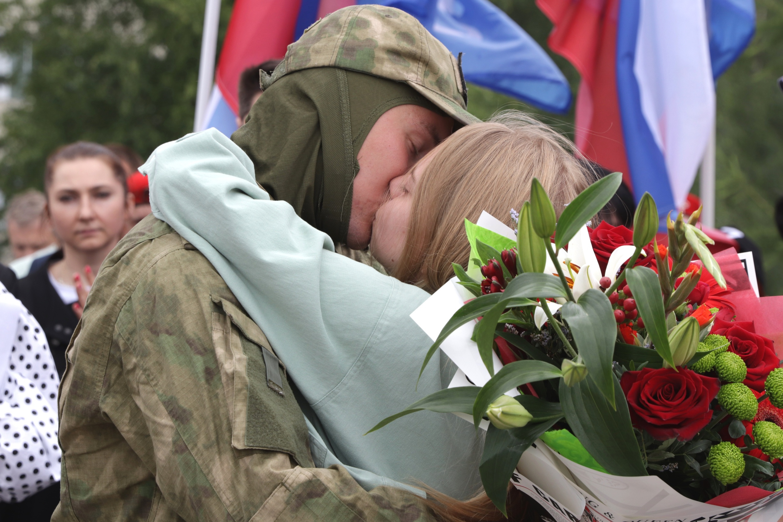 Он сделал предложение своей любимой прямо на перроне. В честь этого власти региона подарили Александру и Виктории путевку в Сочи Он сделал предложение своей любимой прямо на перроне. В честь этого власти региона подарили Александру и Виктории путевку в Сочи