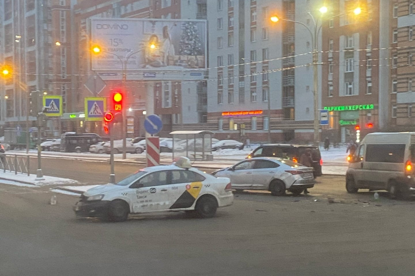 Белые машины на белом снегу. Сколько «одноцветных» аварий было в Петербурге за день