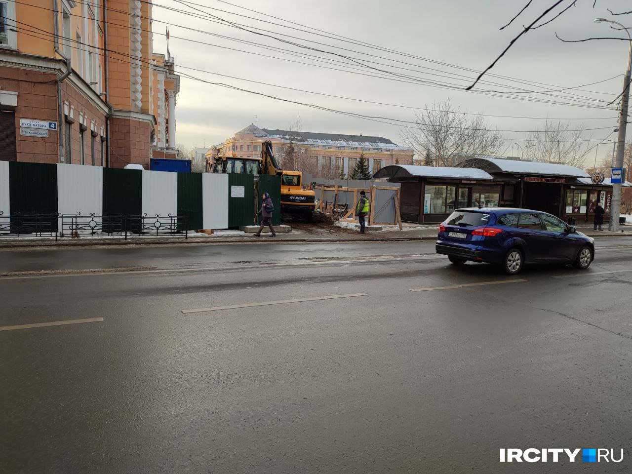 Но до сих пор за ограждением продолжаются работы Но до сих пор за ограждением продолжаются работы