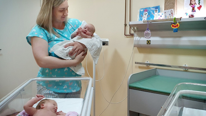 Кемеровские врачи спасли новорожденных близнецов с тяжелой формой анемии