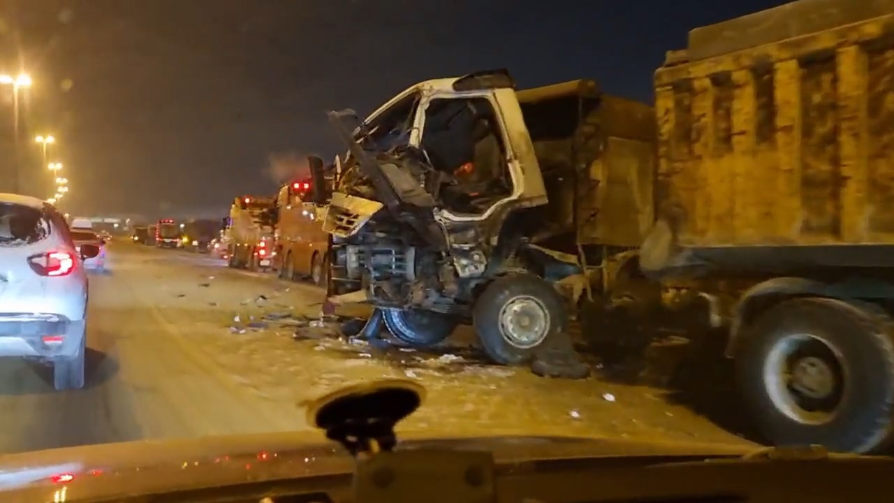 Водители пострадали в столкновении трех грузовиков на КАД. Одного пришлось вызволять из кабины
