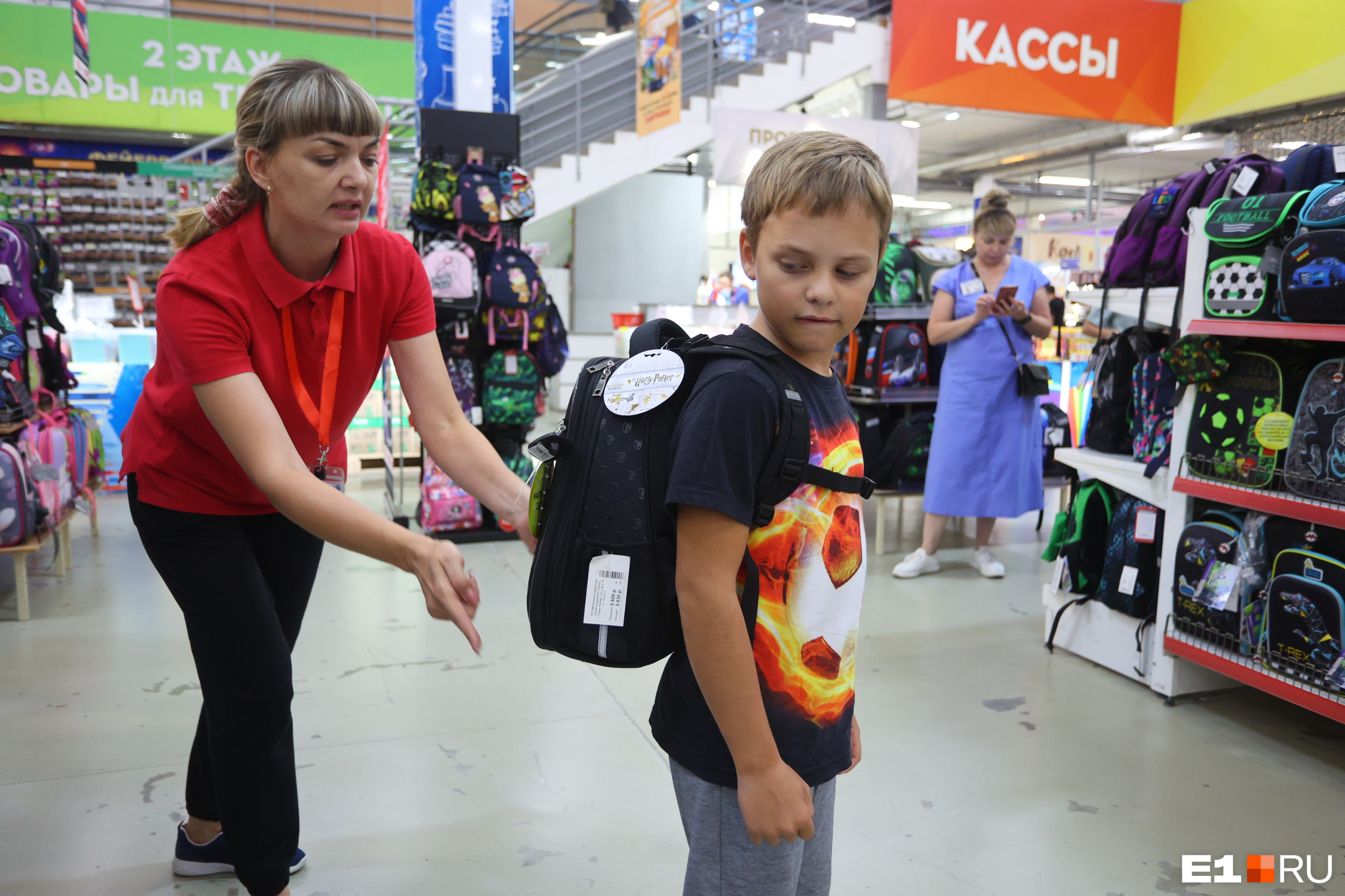 Перед тем, как сделать выбор, мальчишка перемерил пять рюкзаков
