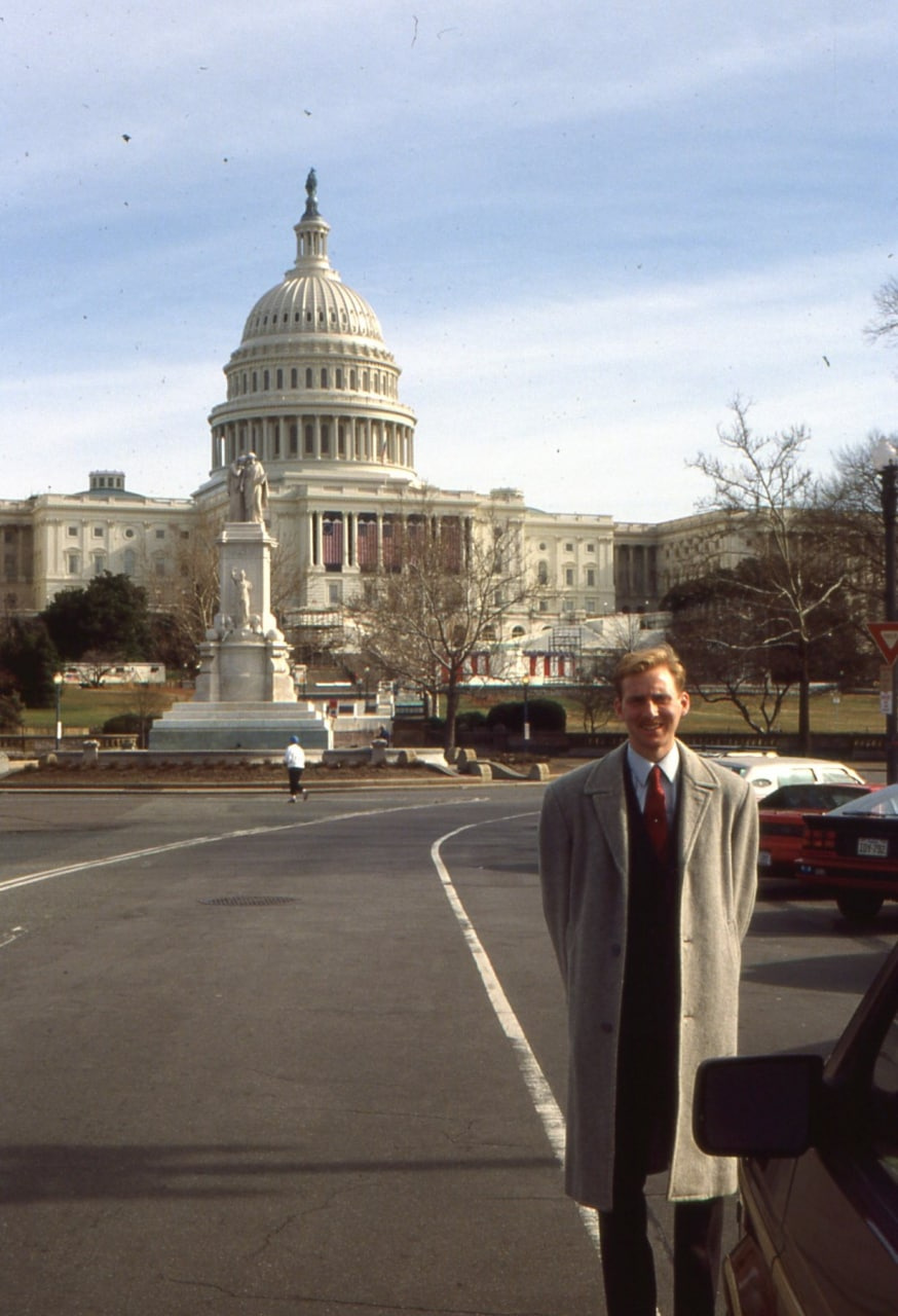 Классическое фото на фоне Капитолия, где располагается Конгресс США