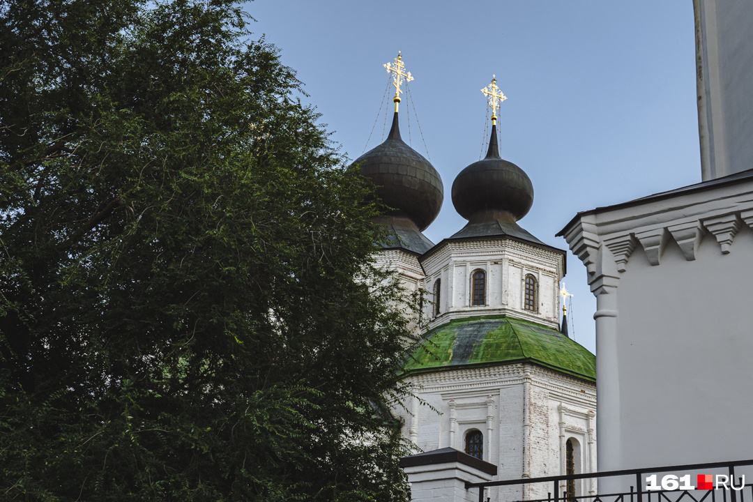 Купола Воскресенского войскового собора утопают в зелени