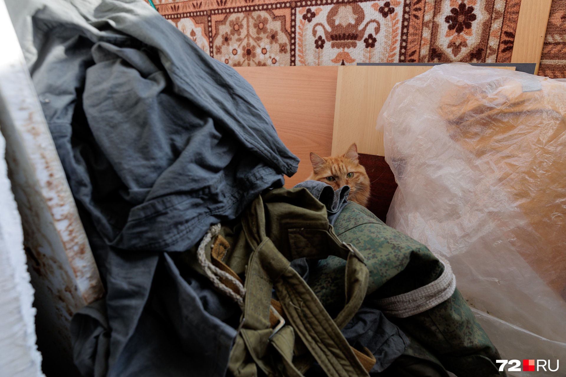 На балконе Сергея рюкзак — с ним он приехал с Украины. С ним же и поедет обратно На балконе Сергея рюкзак — с ним он приехал с Украины. С ним же и поедет обратно