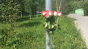 К месту убийства 17-летней девушки в Нижней Ельцовке принесли цветы