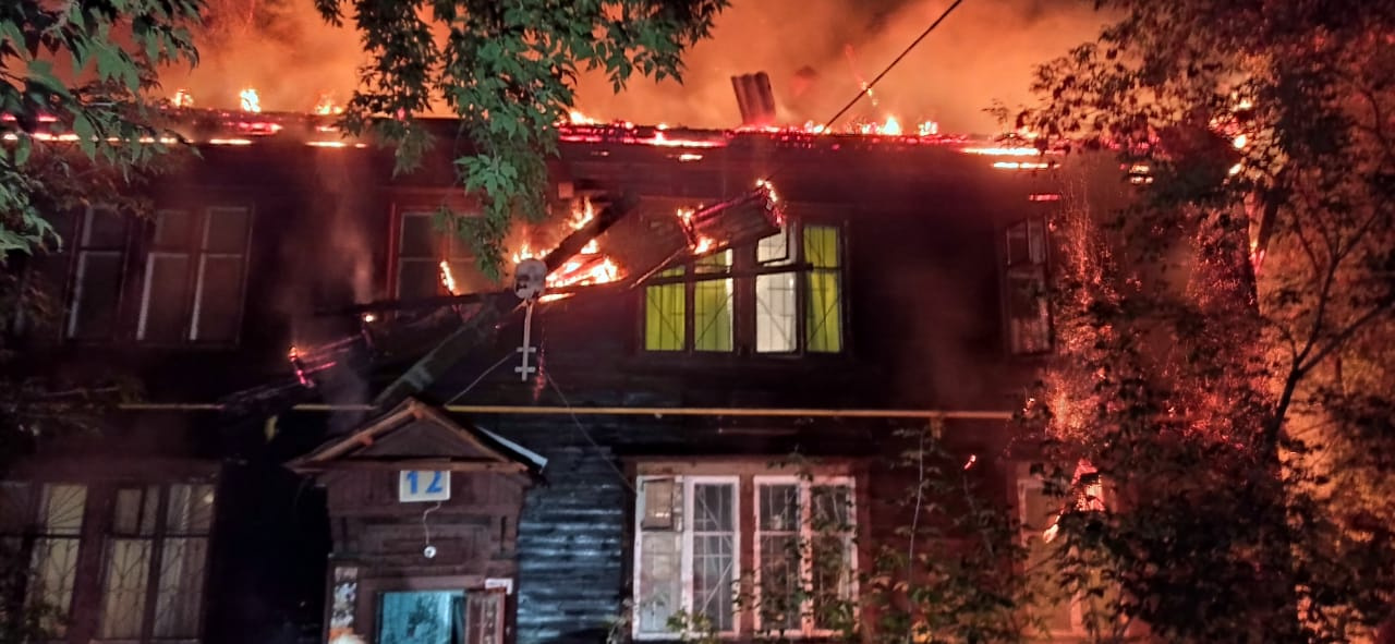 Жильцы смогли самостоятельно эвакуироваться из горящего дома