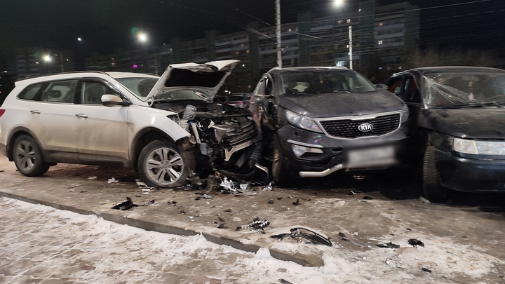 В Дзержинске пьяный мужчина устроил погоню с полицейскими и разбил припаркованные машины