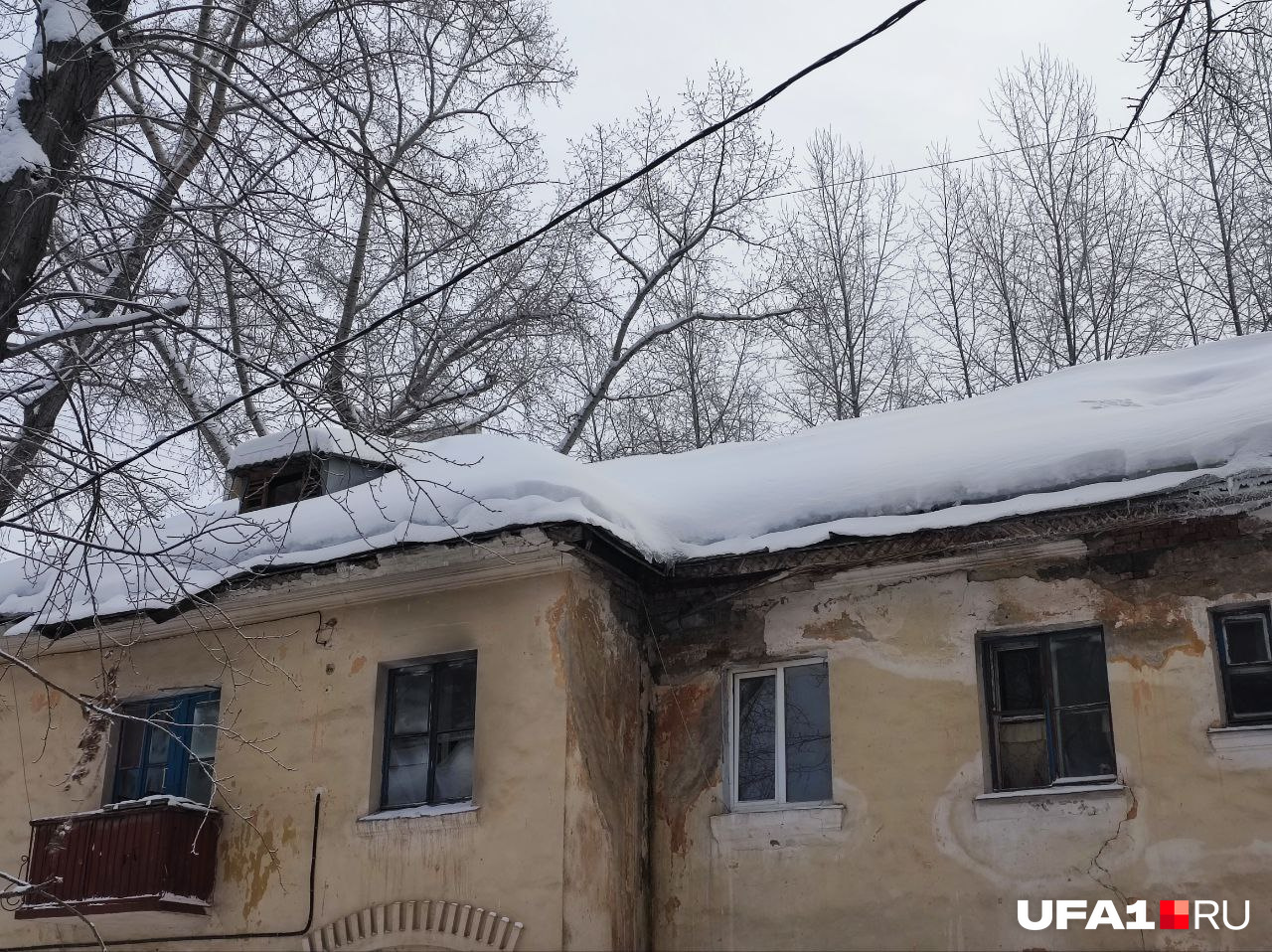 Толща снега на крыше