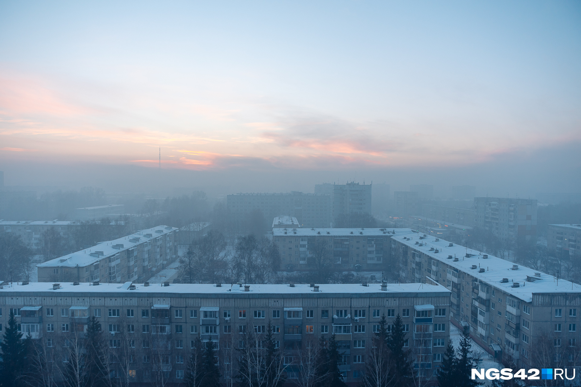Дым, якобы от печного отопления, поднялся выше многоэтажек Дым, якобы от печного отопления, поднялся выше многоэтажек