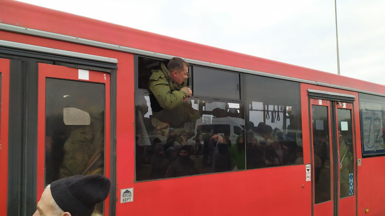Женщины бросились на автобус, который увозил мобилизованных из Казани. Полиция их оттащила