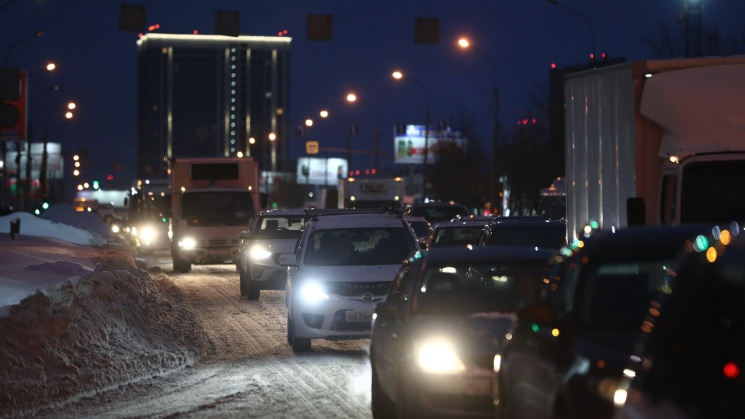 «У Новосибирска нет хозяина»: житель города возмутился из-за уборки снега на Большевистской и 10-балльных пробок