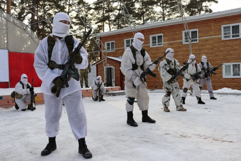 Профильная смена «Сибирский рубеж» в Маслянино. Как <a href="https://edunor.ru/2021/11/19/devushka-yunarmeecz-novosibirskogo-rajona-stala-luchshij-vospitanniczej-voenno-patrioticheskogo-kluba-v-regione/" class="_ io-leave-page" target="_blank">указано на сайте</a> системы образования Новосибирского района, целую неделю участники смены «совершенствовали навыки рукопашного боя, стрельбы из пневматического оружия, метания ножей и других армейских дисциплин» Профильная смена «Сибирский рубеж» в Маслянино. Как <a href="https://edunor.ru/2021/11/19/devushka-yunarmeecz-novosibirskogo-rajona-stala-luchshij-vospitanniczej-voenno-patrioticheskogo-kluba-v-regione/" class="_ io-leave-page" target="_blank">указано на сайте</a> системы образования Новосибирского района, целую неделю участники смены «совершенствовали навыки рукопашного боя, стрельбы из пневматического оружия, метания ножей и других армейских дисциплин»