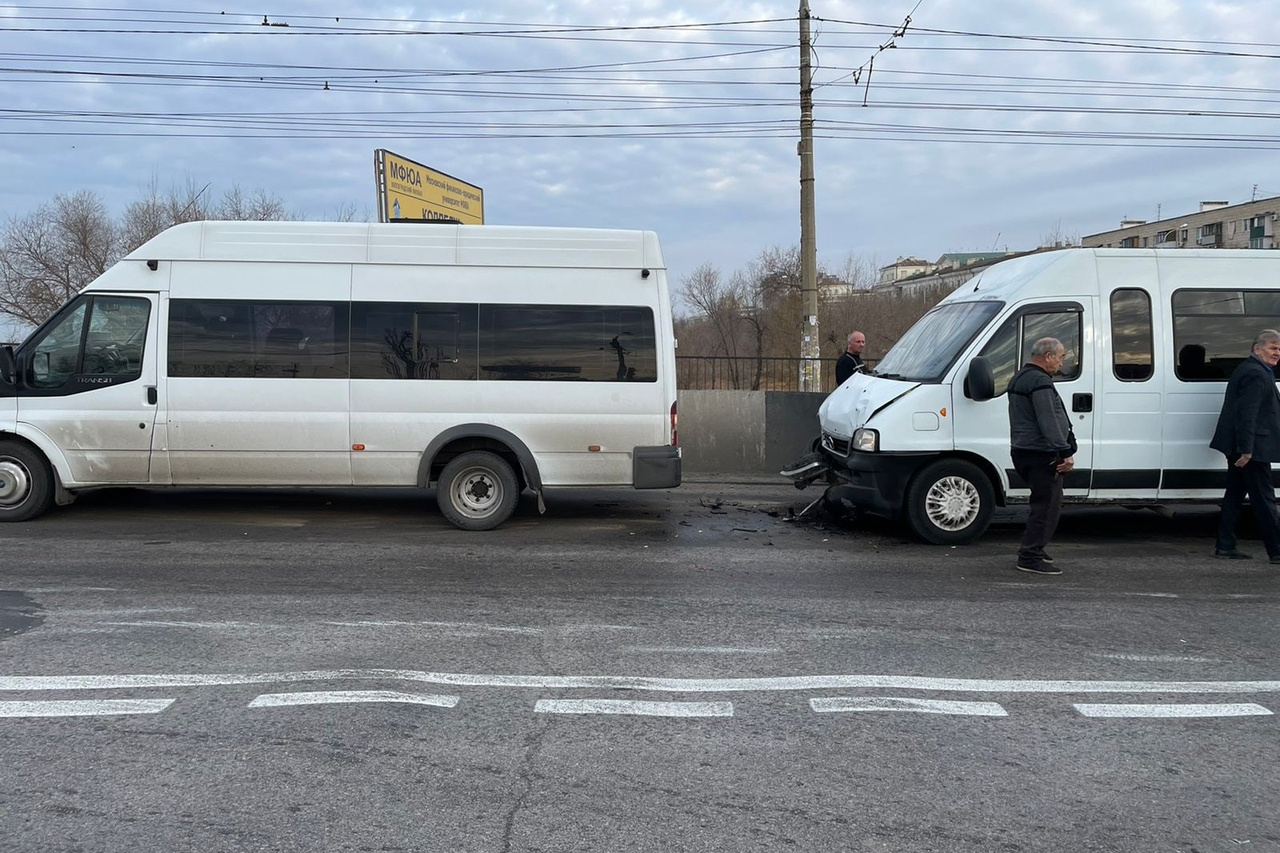 Пожилая пассажирка маршрутки пострадала в аварии в Красноармейском районе Волгограда 8 ноября 2021 года - 8 ноября 2021 - V1.ру