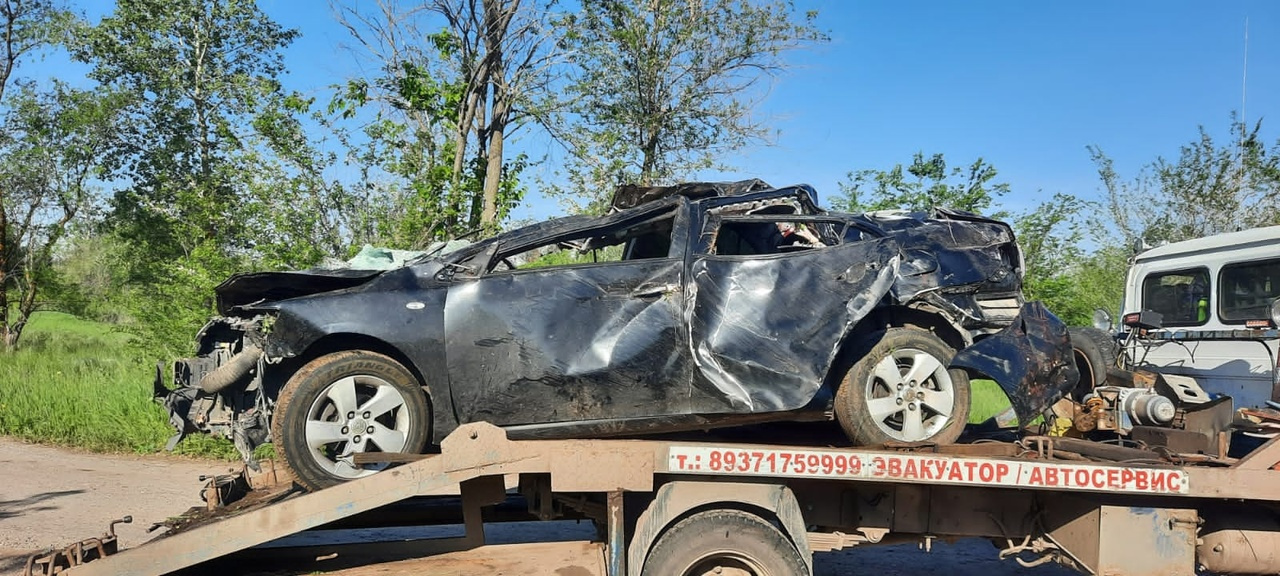 Приплюснутый автомобиль эвакуировали Приплюснутый автомобиль эвакуировали