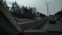 «По обе стороны от барьера — осколки машин»: грузовик и две легковушки столкнулись на Бердском шоссе
