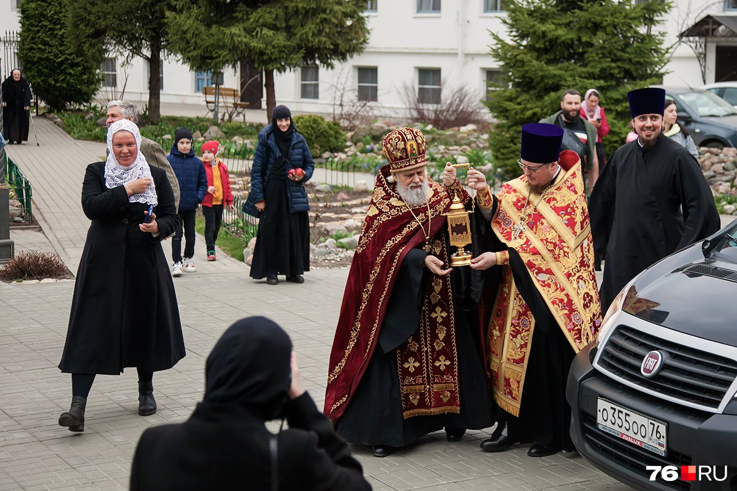 Сошел ли благодатный огонь сегодня 2024. Покров Благодатный фото празднование.