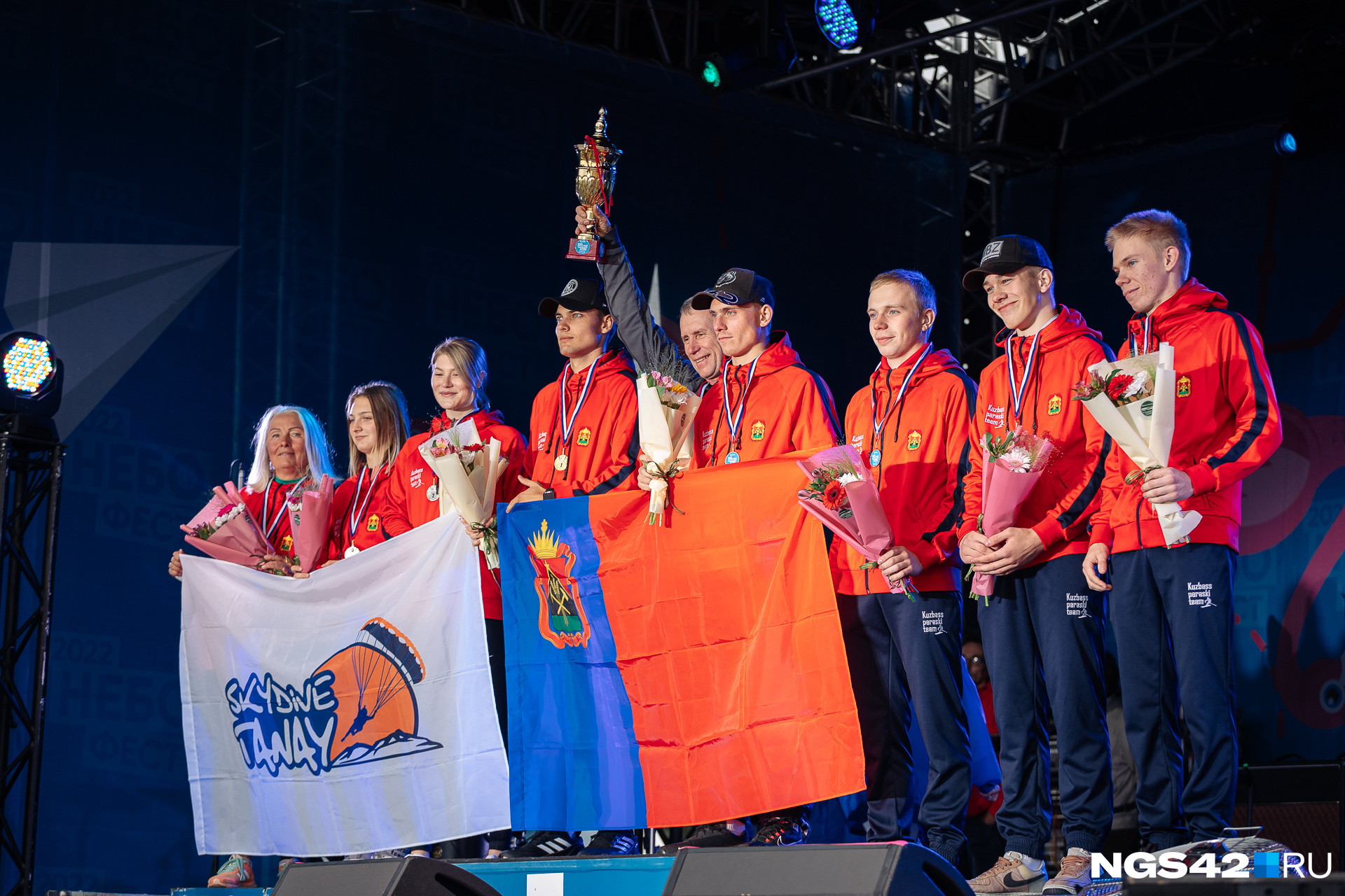 На фестивале наградили победителей чемпионата Сибири по парашютному спорту