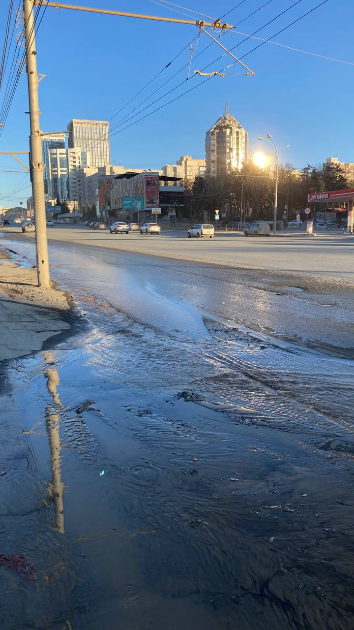 Вода утекает на проезжую часть вдоль улицы Кирова