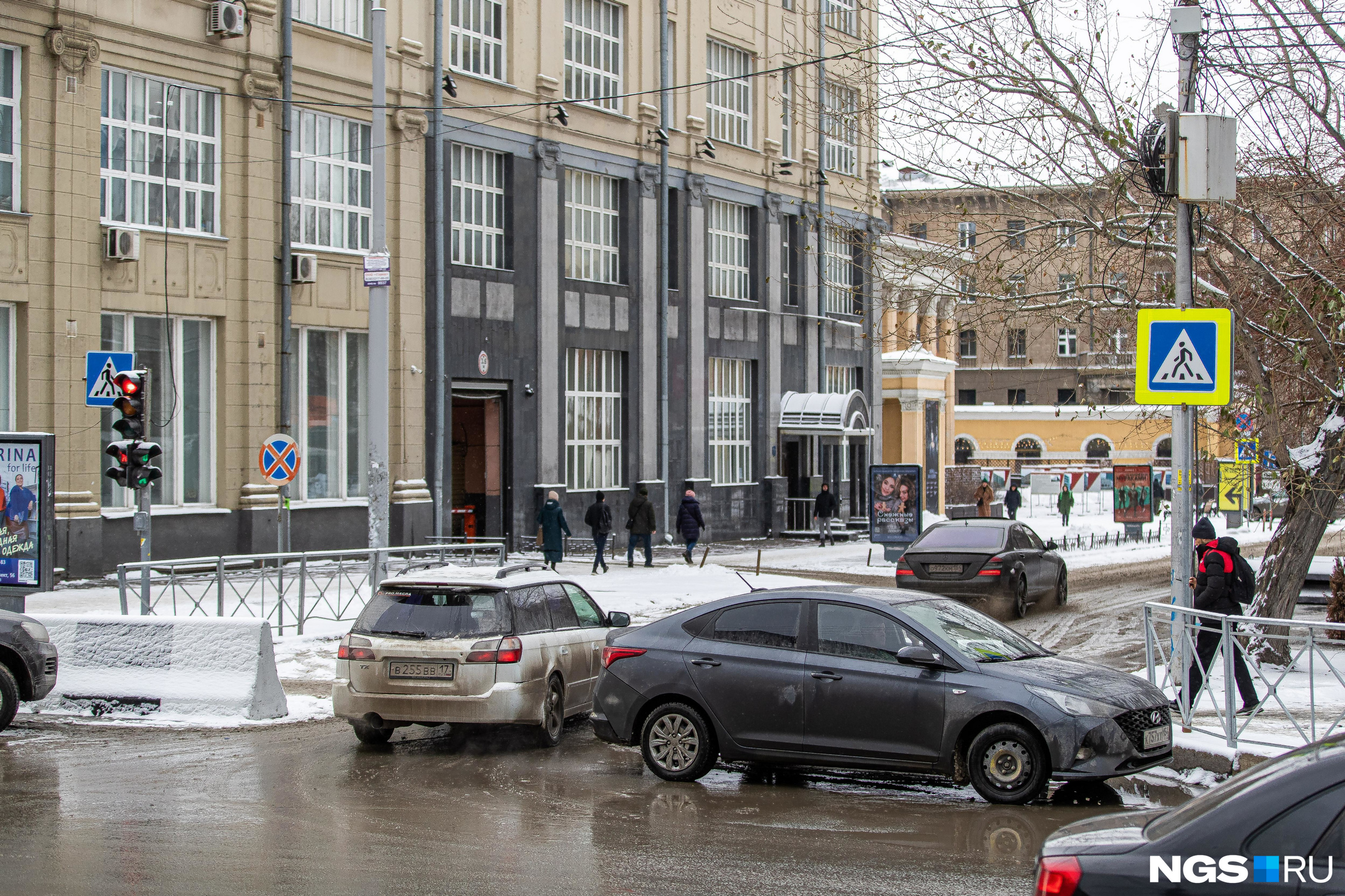 Автомобилисты сворачивают с Советской и проезжают через бетонные блоки