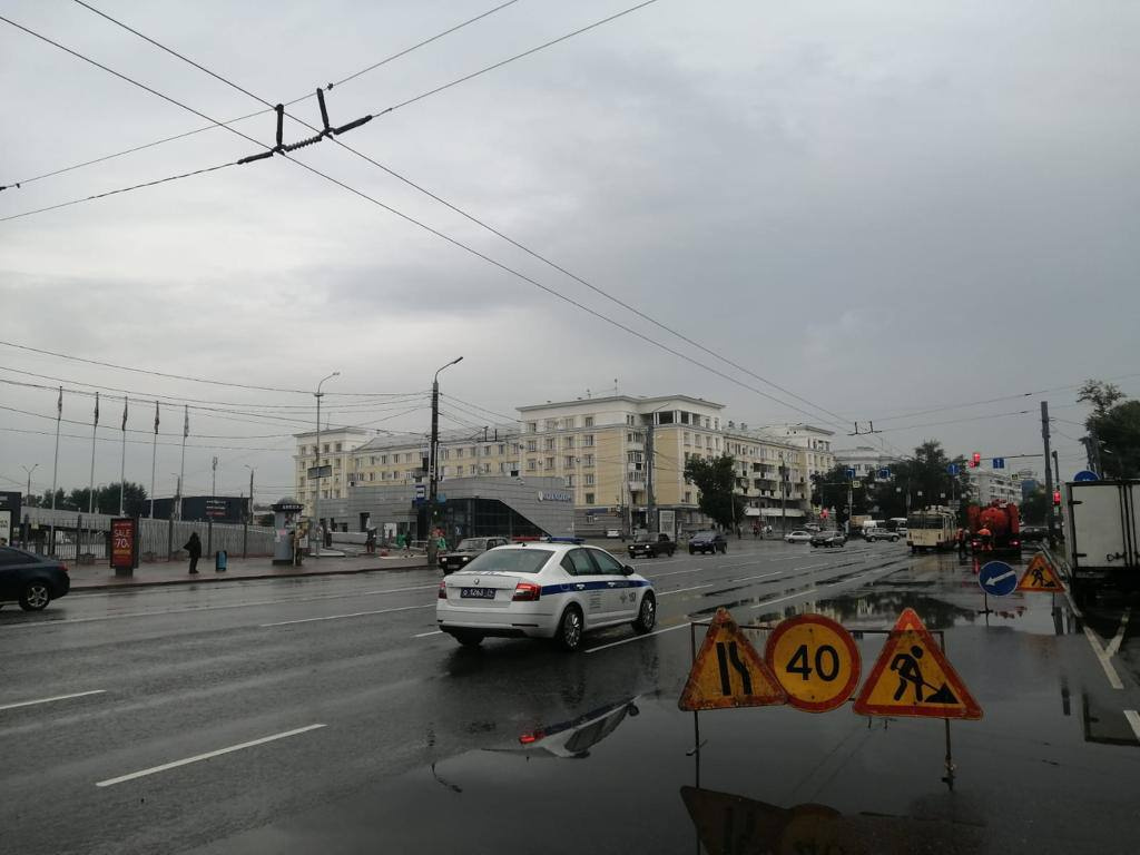 Проспект Ленина частично перекрыли, чтобы просушить проезжую часть