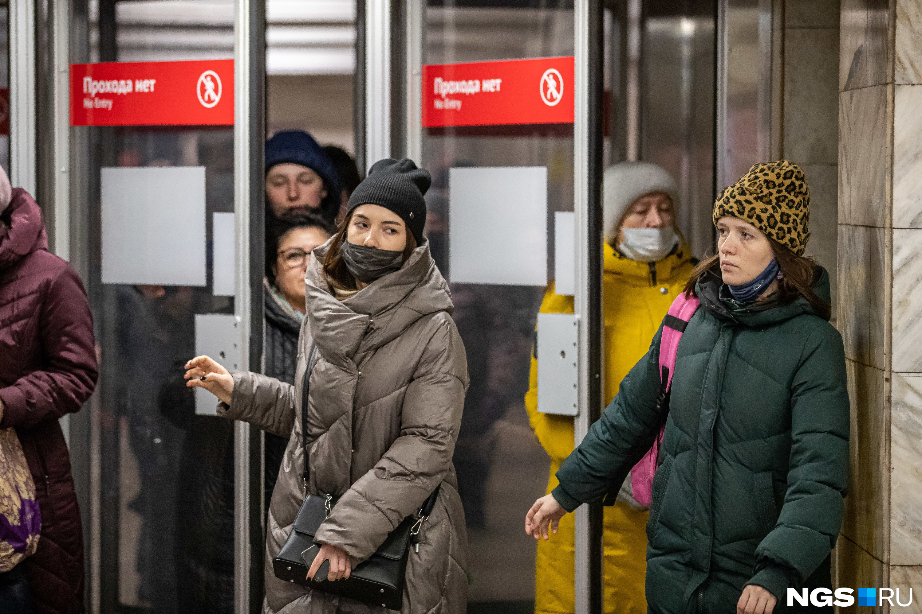 Отменили обязательную. Что ездит в метро. Место метро. Масочный режим в Новосибирске. Новосибирский метрополитен 2022.