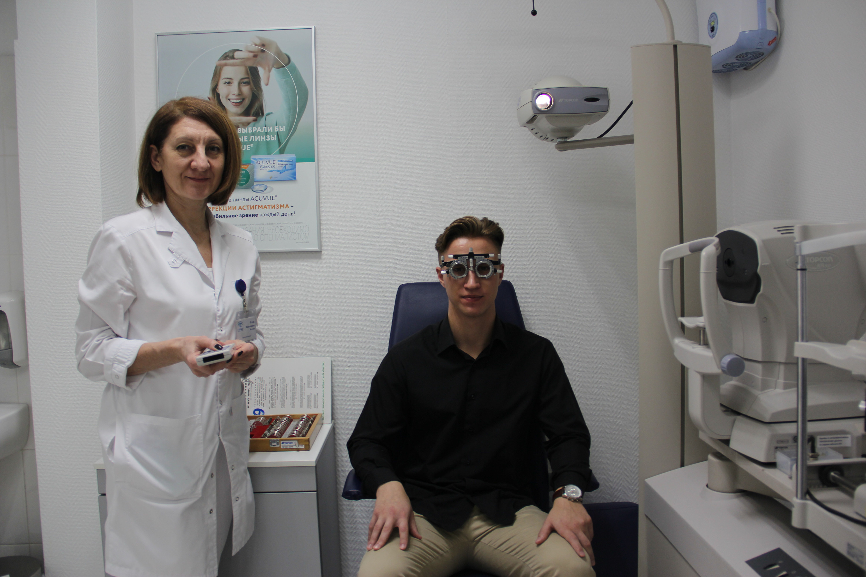 Подбор очков в салоне оптики производится только офтальмологами с более чем 20-летним стажем