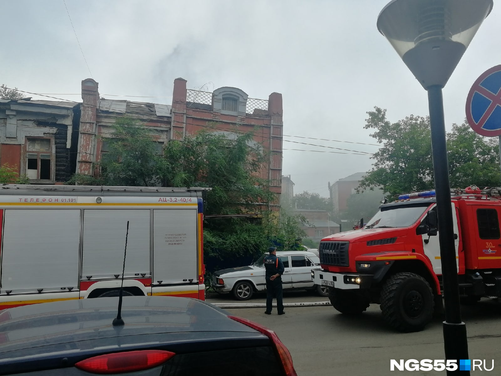 Проезд через Газетный переулок почти полностью заблокирован пожарными машинами