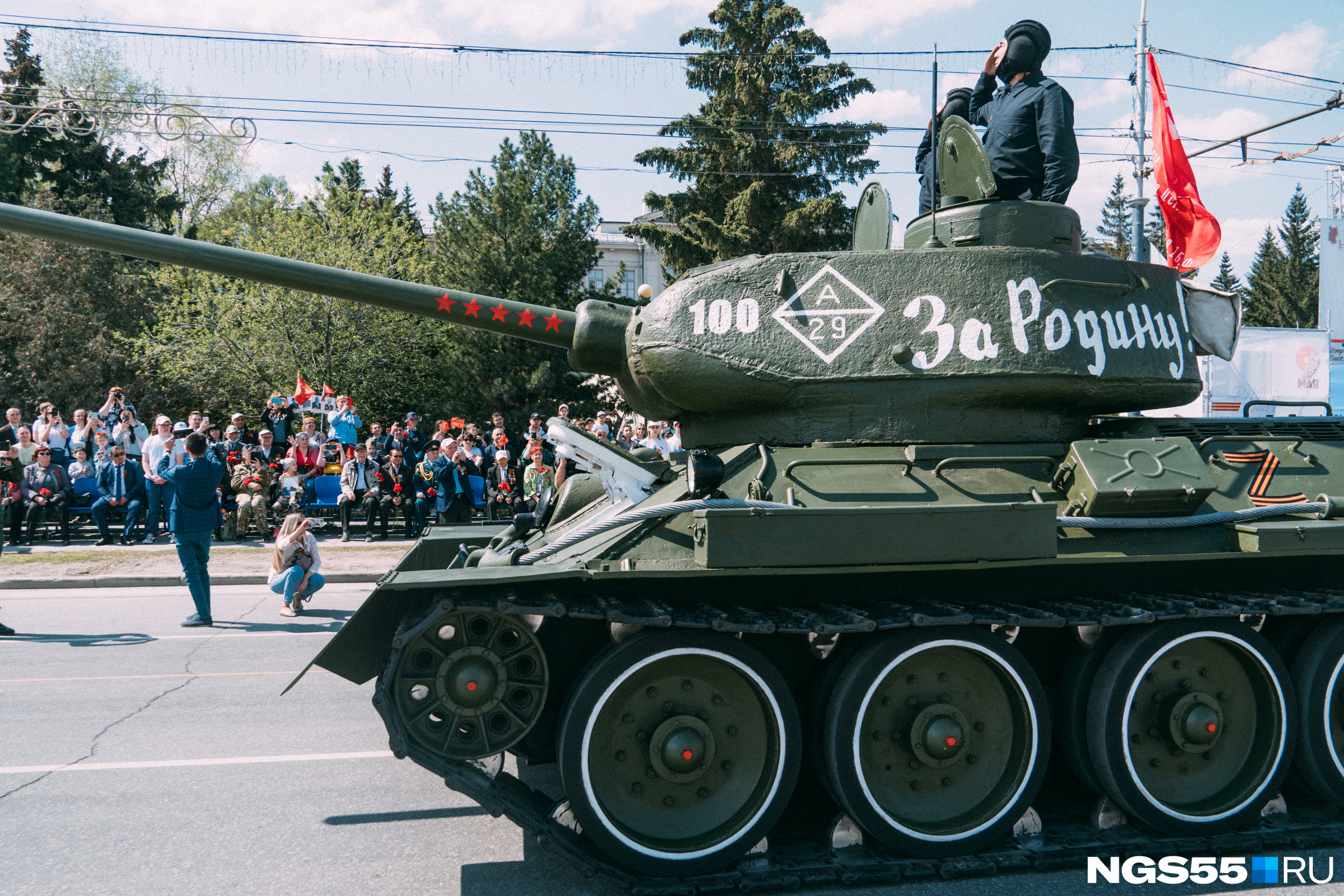 Легендарный танк Т-34 возглавил колонну военной техники