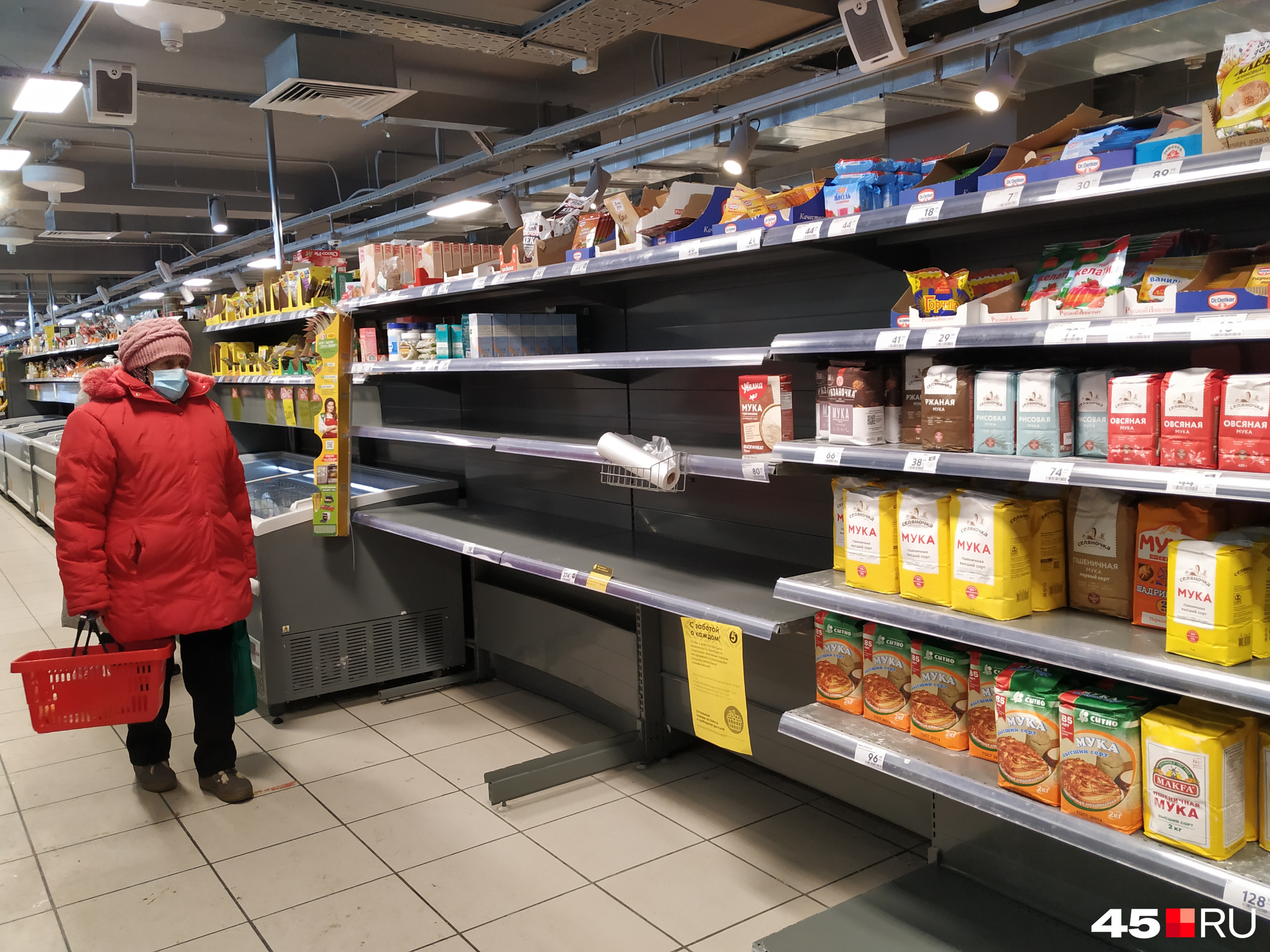 Хранения товаров в пятерочке. Продукты в Пятерочке. Торговые стеллажи Пятерочка. Полки в Пятерочке. Полки торговых сетей.