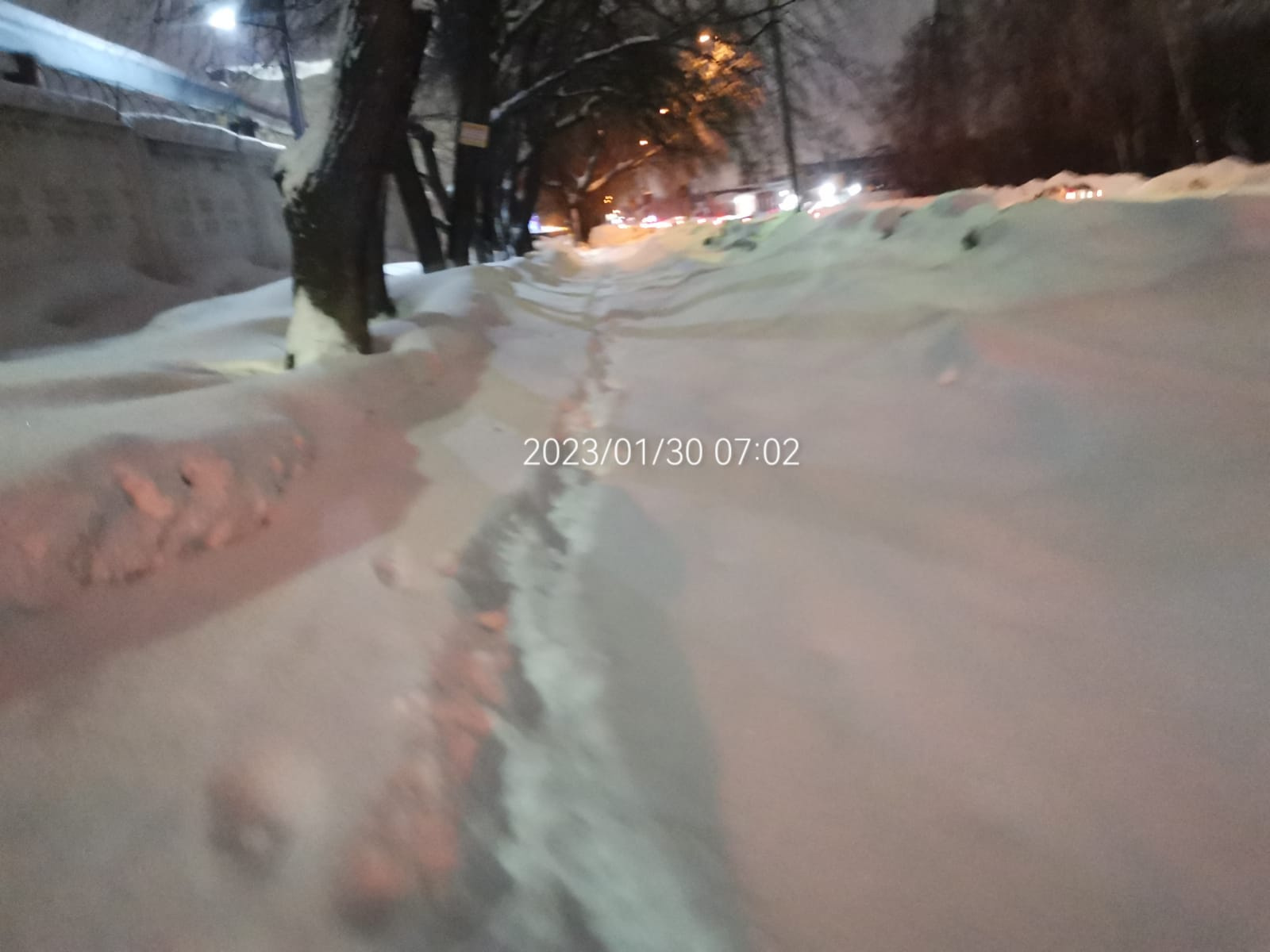 На улице Богдана Хмельницкого тротуар занесло снегом