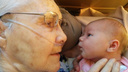 Дожила до 100 лет ради правнука: 11 фото, которые трогают до слёз, — эти бабушки и дедушки впервые видят своих внуков