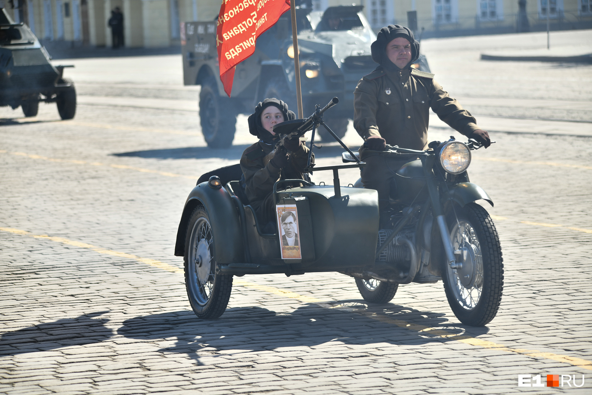 На технике из ретроколонны — фото героя Великой Отечественной