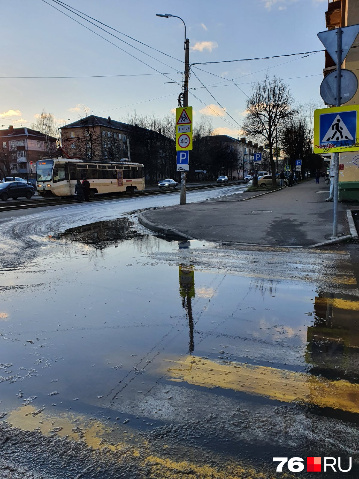 Переходить дорогу по воде местные жители уже привыкли Переходить дорогу по воде местные жители уже привыкли