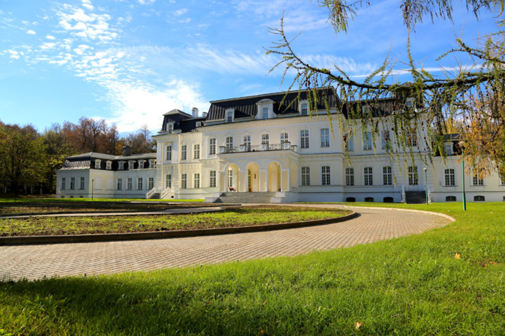В большой постройке XIX века, оставшейся от загородной усадьбы дворян Волынских, разместился второй корпус санатория
