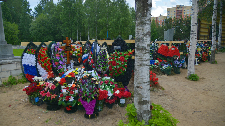 На кладбище осквернили свежую могилу военного, погибшего на Украине