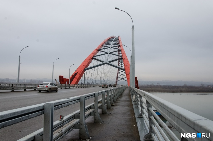 Замерзшее тело нашли у Бугринского моста — видео с места