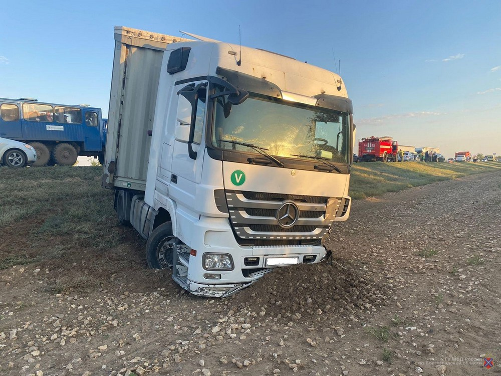 Mercedes от удара зарылся в рыхлый грунт обочины Mercedes от удара зарылся в рыхлый грунт обочины