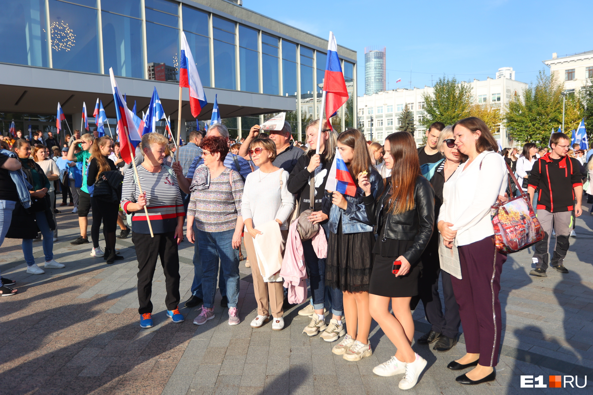 Те, кто приехали организованными группами, делали фото с флагами и растяжками