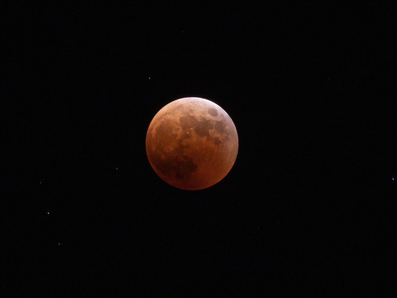 Посмотрите, какой была «кровавая» луна. На востоке она полностью погрузилась в земную тень