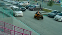 Женщина на желтом квадроцикле ездила по детской площадке в Первомайском районе