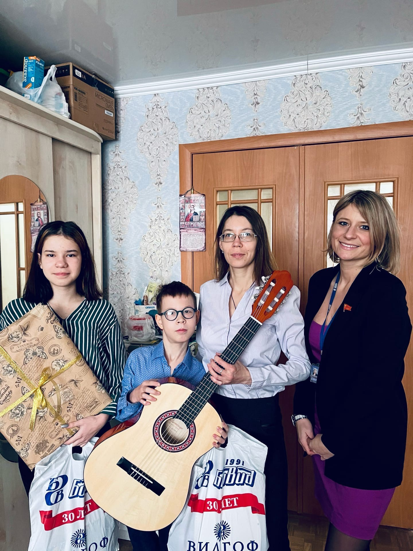 Витя Елецкий с нового года сможет учиться игре на гитаре. Инструмент подарила школьнику группа компаний «БОВИД»