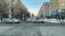 На перекрестке в тихом центре Новосибирска столкнулись три машины — один человек в больнице
