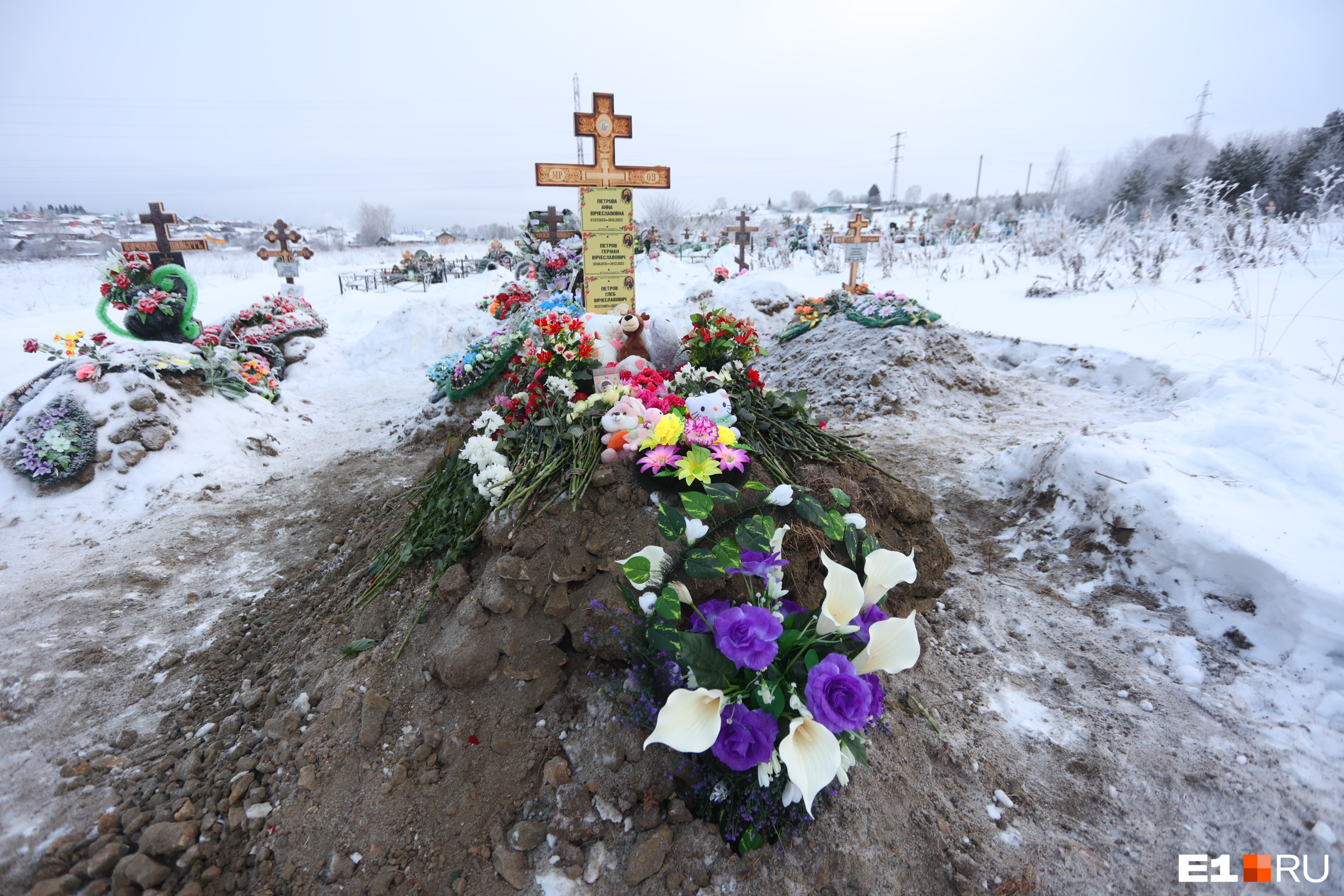 «Эти младенцы — ангелы». Как в одной могиле похоронили троих детей, задушенных матерью в Екатеринбурге