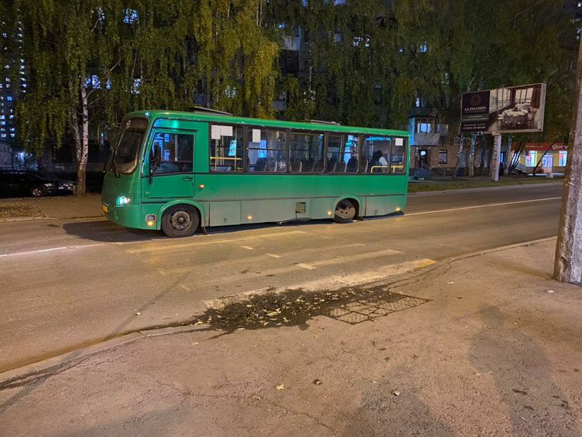 «Врезалось в легковушку». В Екатеринбурге у пассажирского автобуса прямо на ходу отлетело колесо