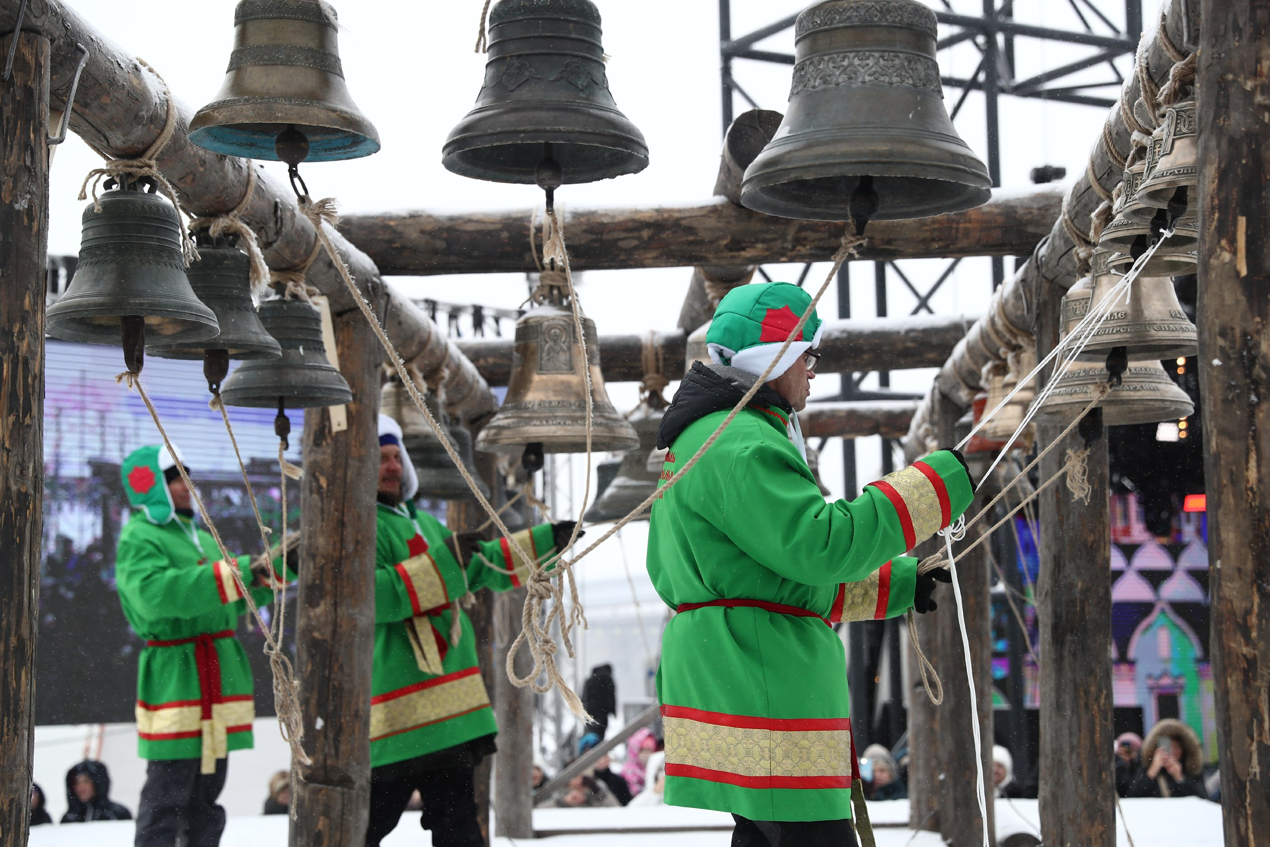 В этом году на Михайловской набережной выступили звонари из Москвы, Санкт-Петербурга, Иркутска и еще 7 городов, включая и новогоднюю столицу — Новосибирск