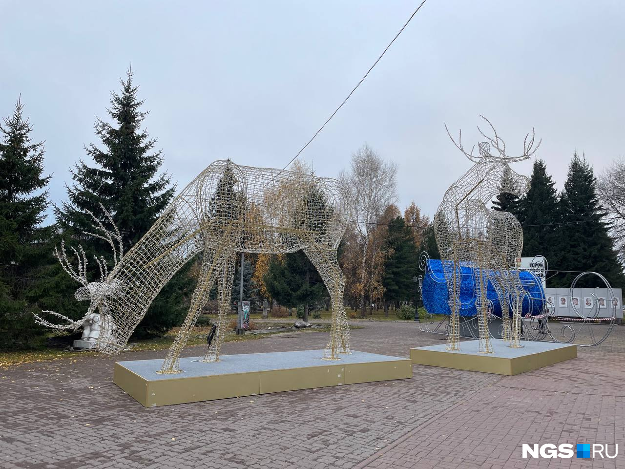 Оленей поставили около фонтана Оленей поставили около фонтана