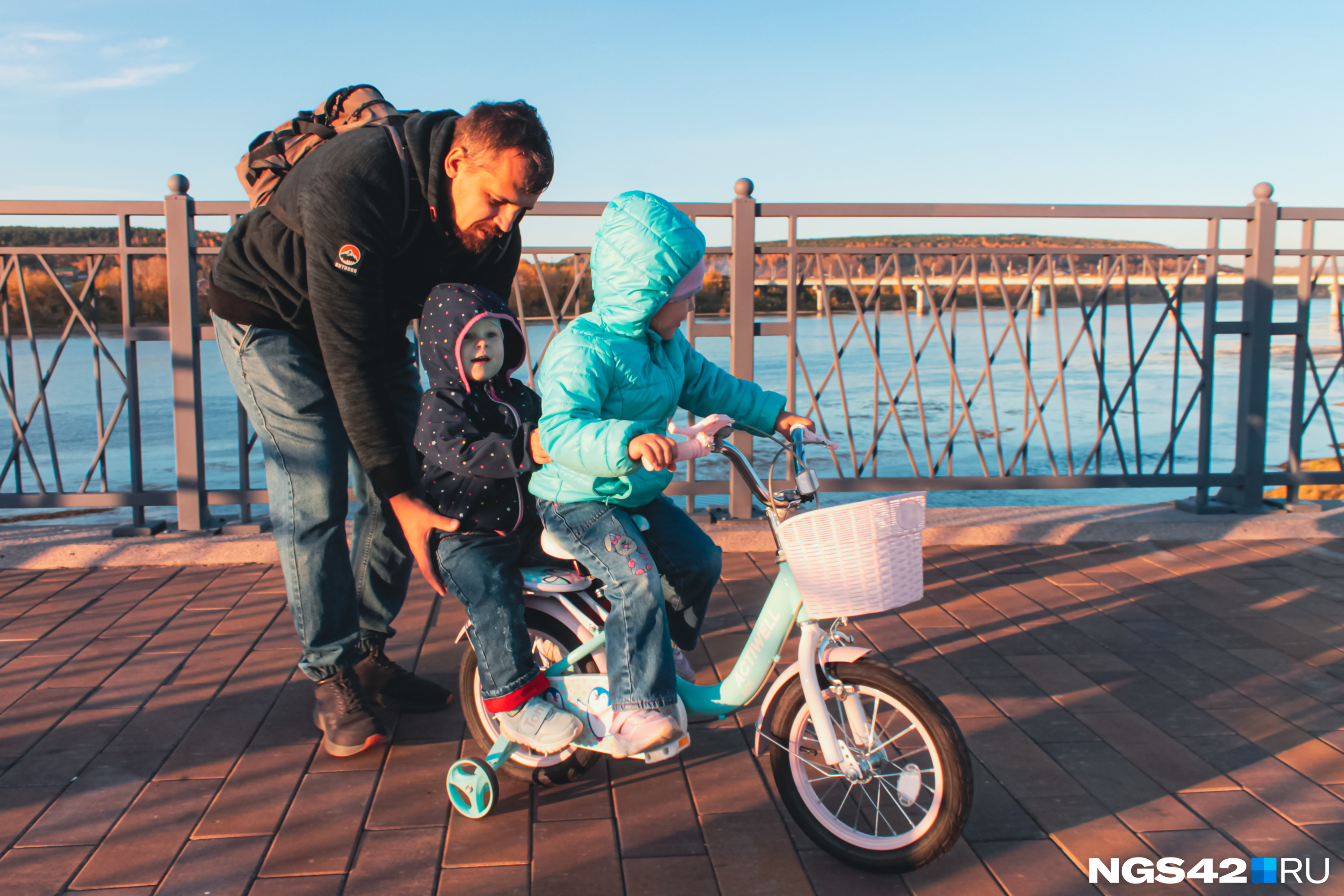 Дети и взрослые уже активно катаются на набережной на велосипедах